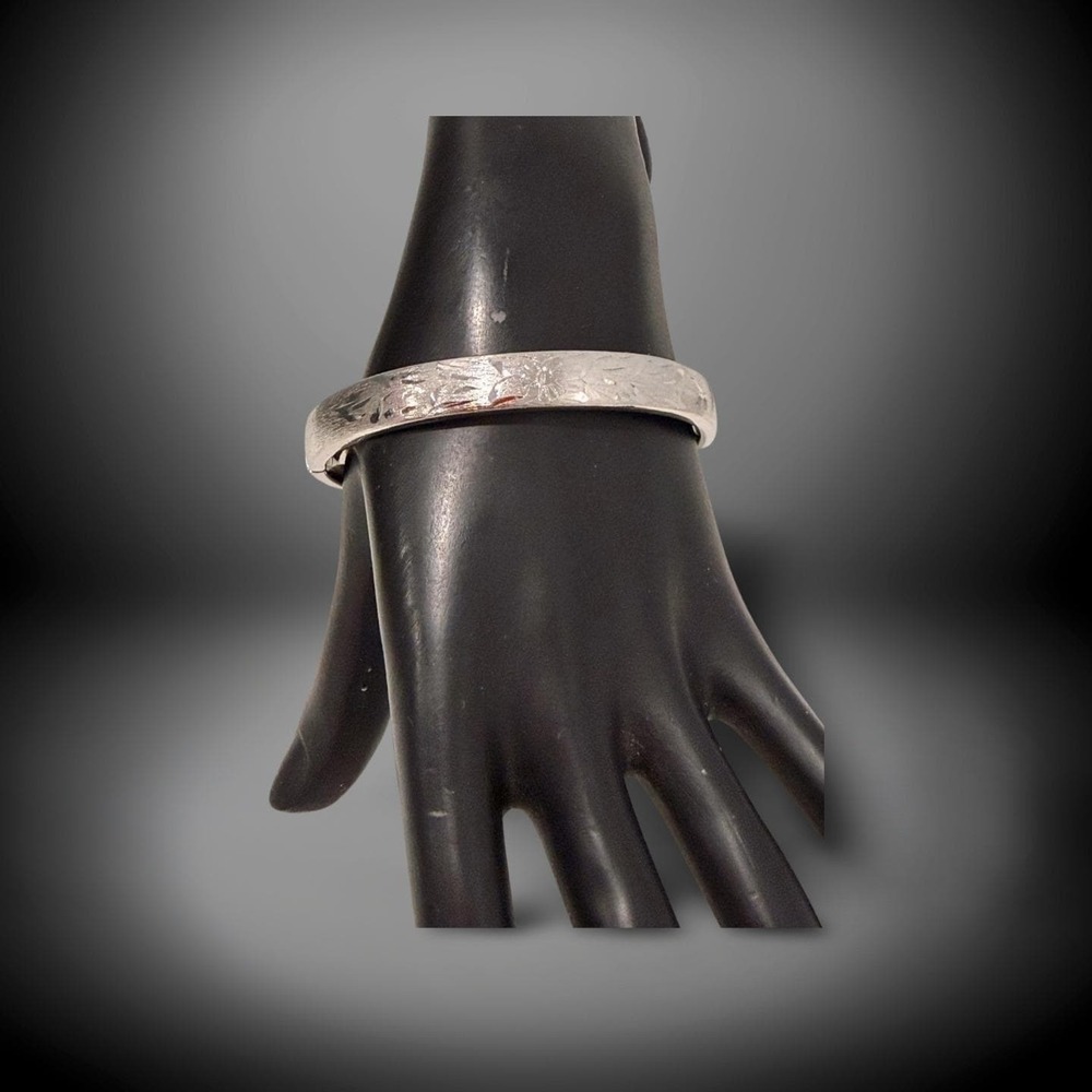 Vintage‎ Napier Etched Floral Hinged Clasp Bangle Bracelet Womens 7-7.25"